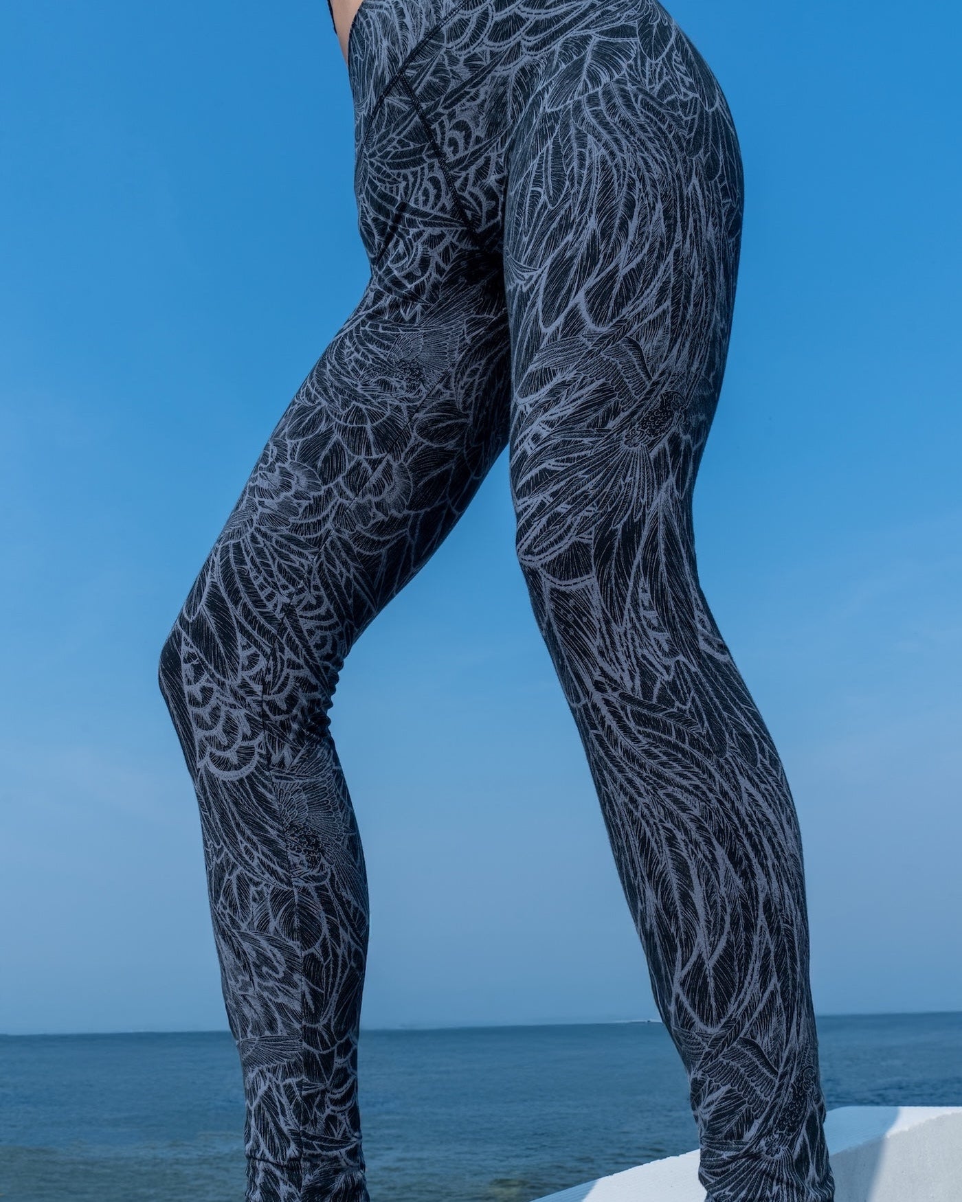Leggings cream black feather with parrot
