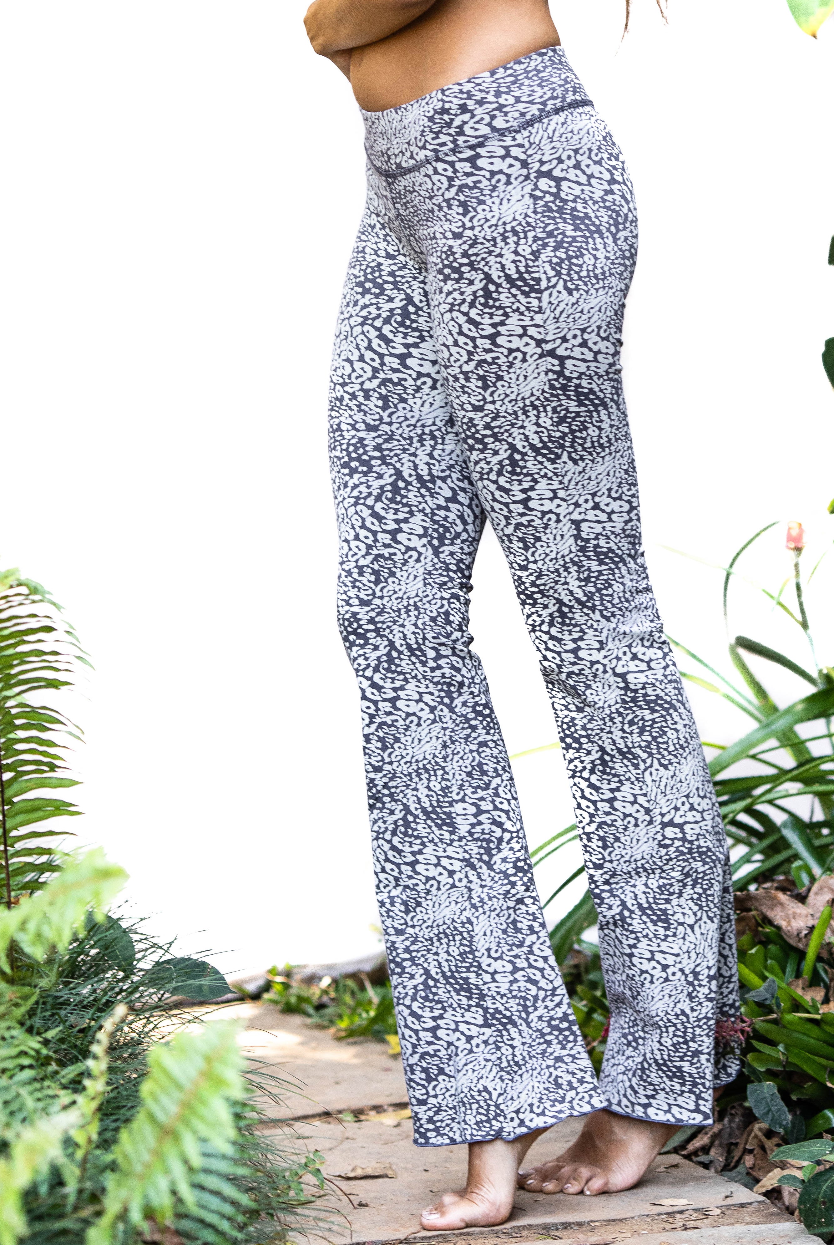 Flared Leggings - Charcoal discharge Leopard - FUNKY SIMPLICITY